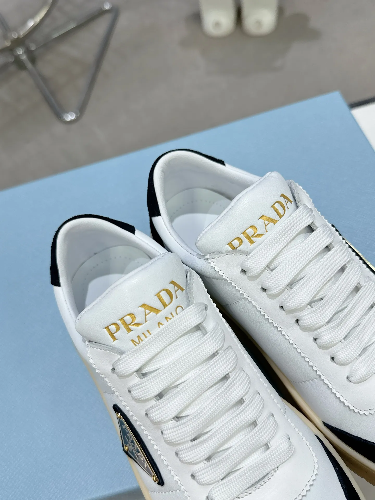 👟👟Ex-factory price 600👟👟 Prada Latest Downtown Bold series Thick-soled Platform Shoes Triangle Logo Casual Sports Shoes White Shoes Original purchase, development and production Downtown Bold sneakers are inspired by the basketball shoes of the 1980s, with sporty design and exquisite details. Crafted from perforated leather, the statement platform sole provides a unique, modern style. The Prada logo is interpreted from different angles, decorated with the iconic enameled triangular metal logo, highlighting the unique classic style. Exquisite packaging at the delivery counter🛍📦 ▪️Fabric: Original custom imported first-layer cowhide ▪️Inner lining: Original imported sheepskin ▪️Outsole: Original open-molded ultra-light foam material ▪️Sole thickness: 4.5CM ▪️Size: Women's 35-40